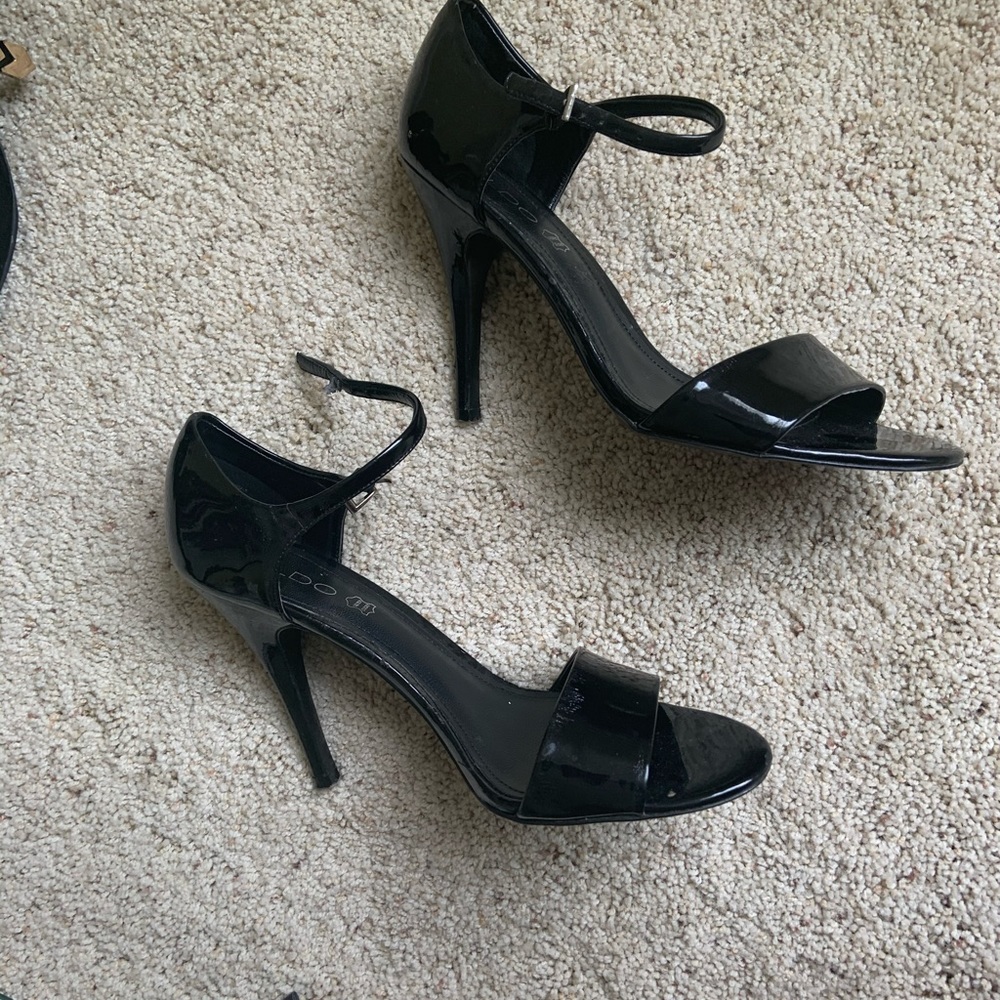 Step into style with these chic Aldo patent leather shoes! - Picture 2 of 4